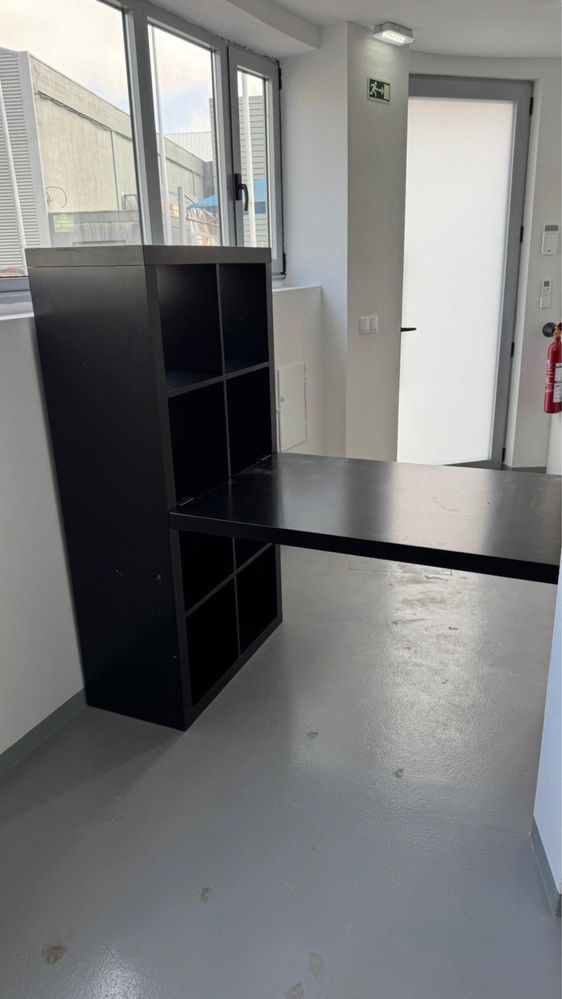 Estante com mesa