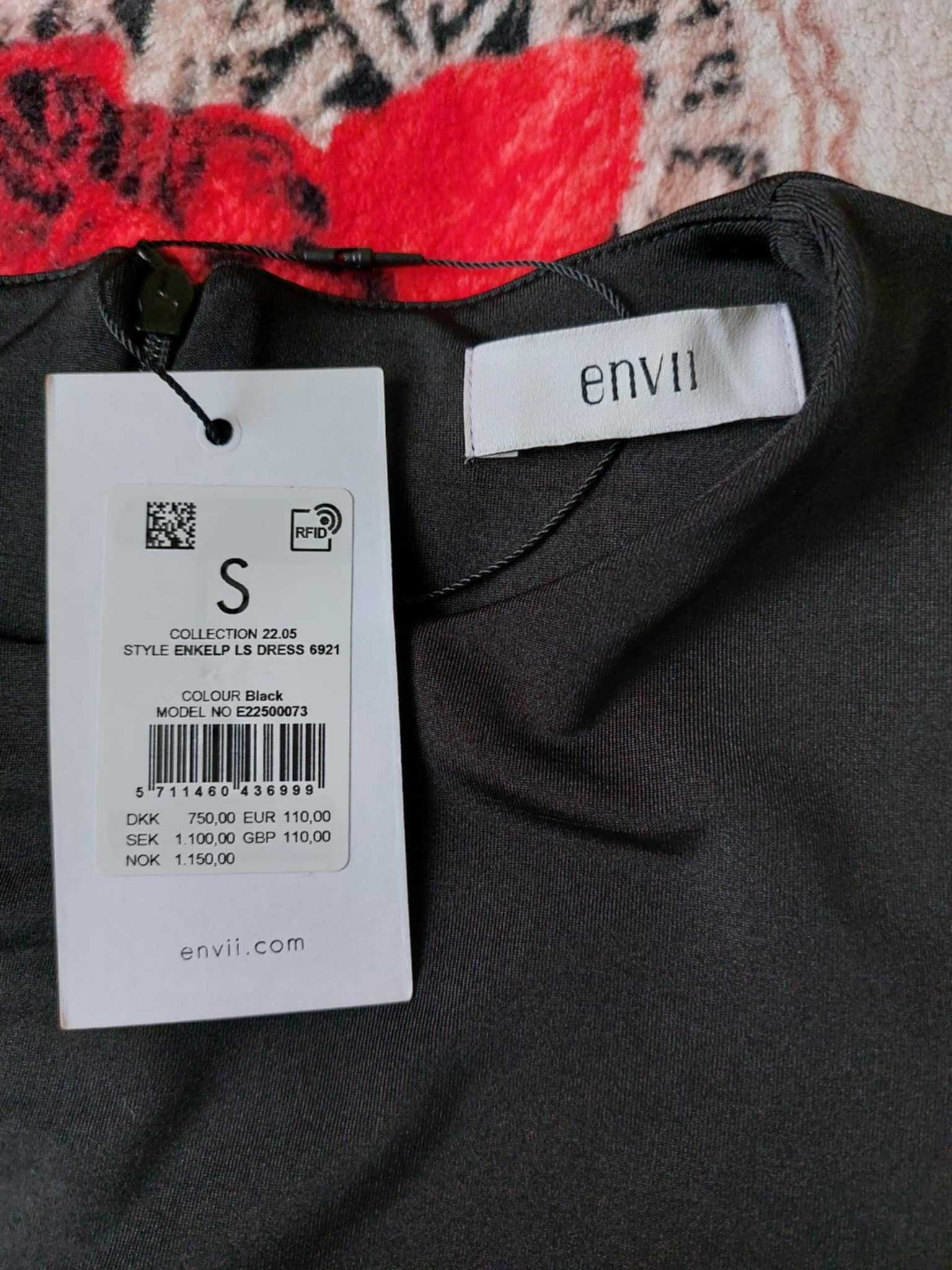 Krótka czarna sukienka z wycięciem na brzuchu marki Envii