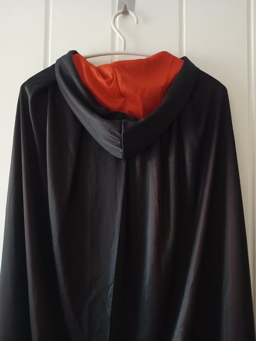 Peleryna dwustronna czarno -czerwona z kapturem przebranie