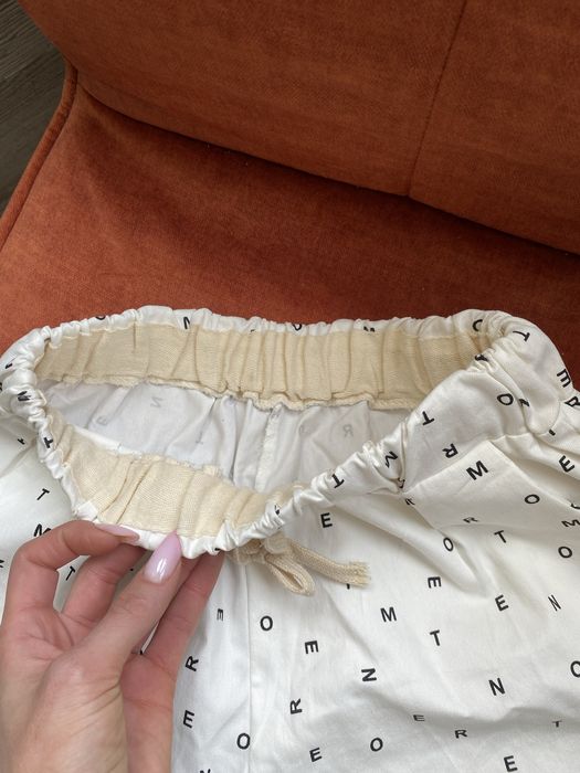 Продам літні жіночі шорти у дрібні букви. Нові.