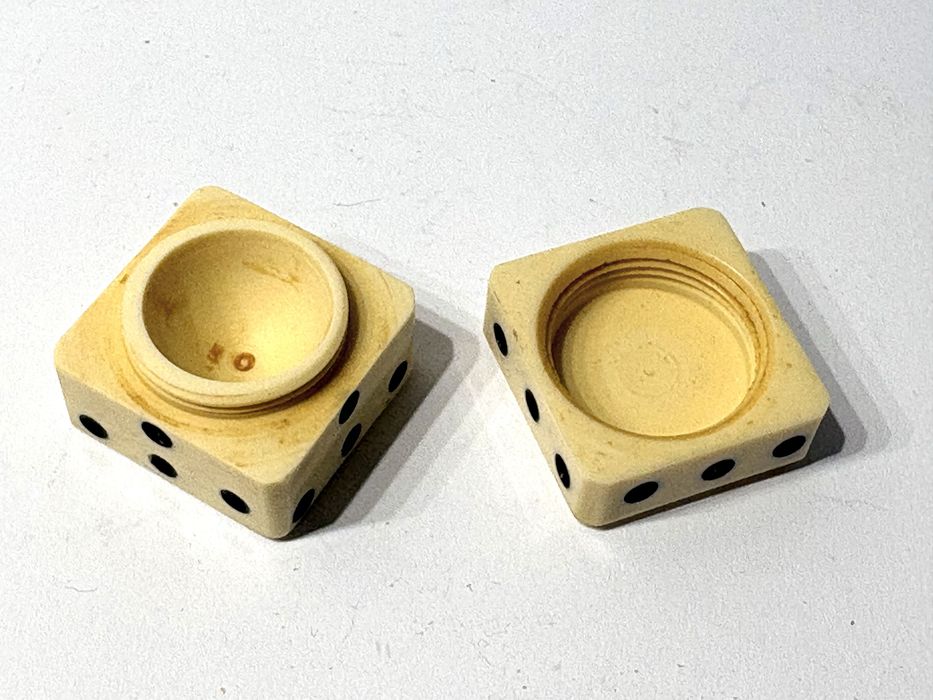 Antiga Miniatura de perfume sólido francês Concreta de Molinard Paris