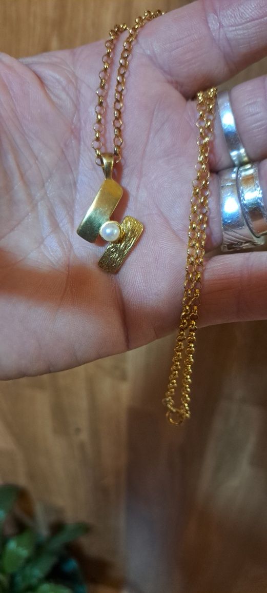 Fio em prata dourada.