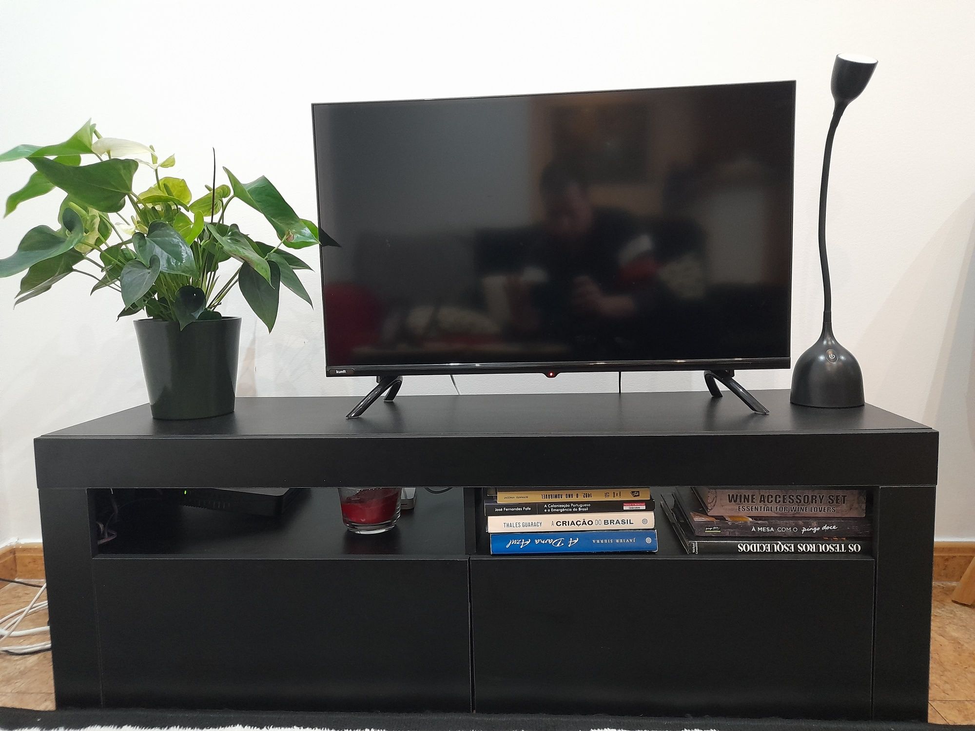 Móvel de TV com luzes LED