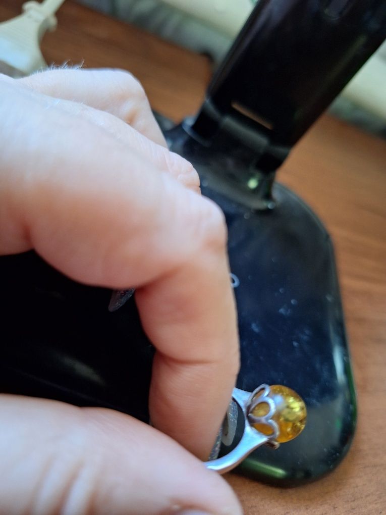 Продам серебряне кольцос янтарем