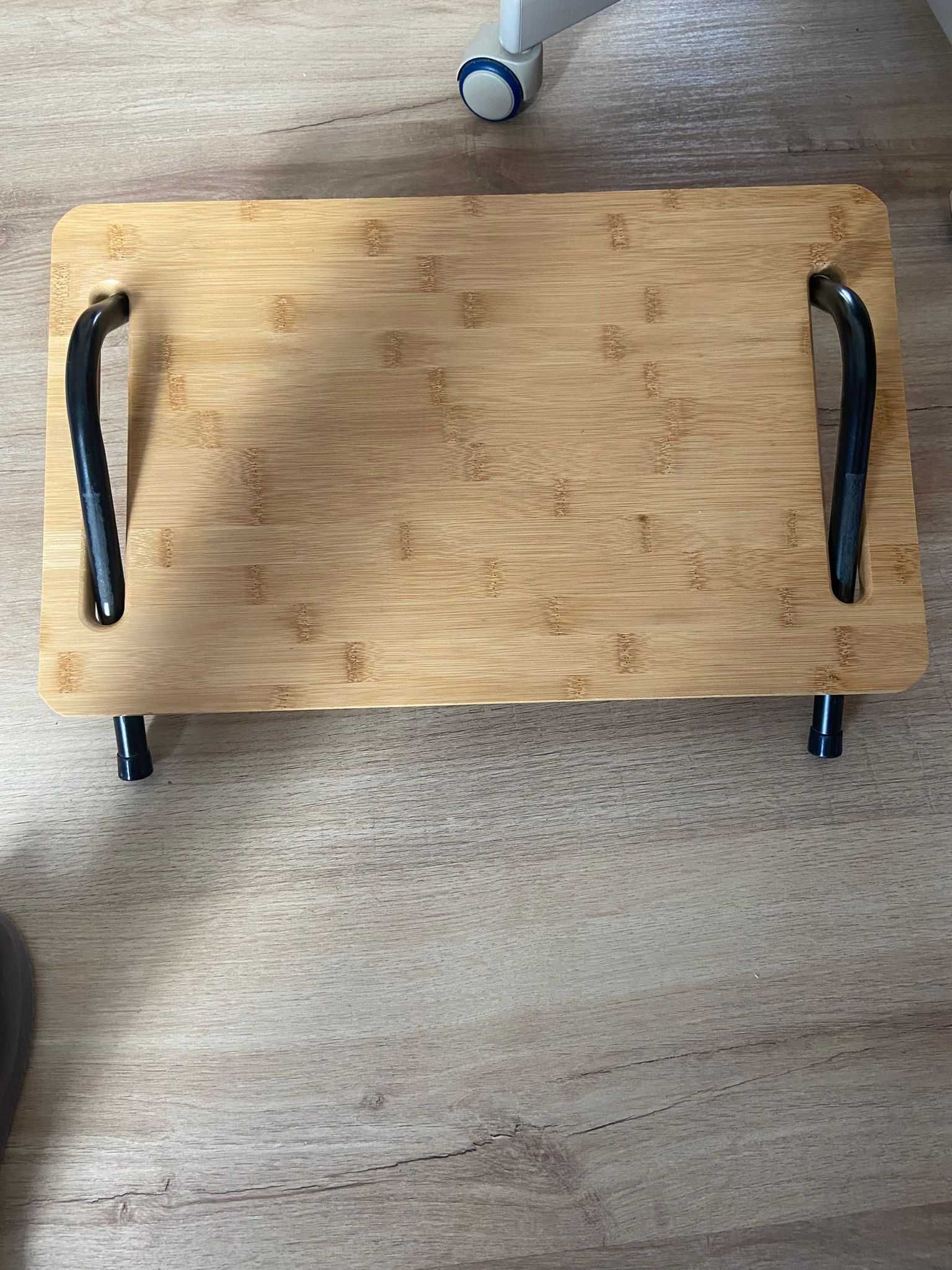 Apoio de pés ergonómico em bambu – ajustável na inclinação