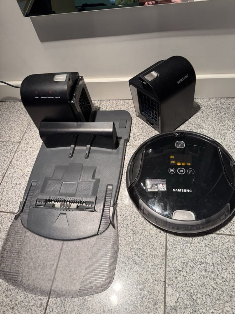 Robot odkurzajacy Samsung ze stacją odkurzajacą i pilotem