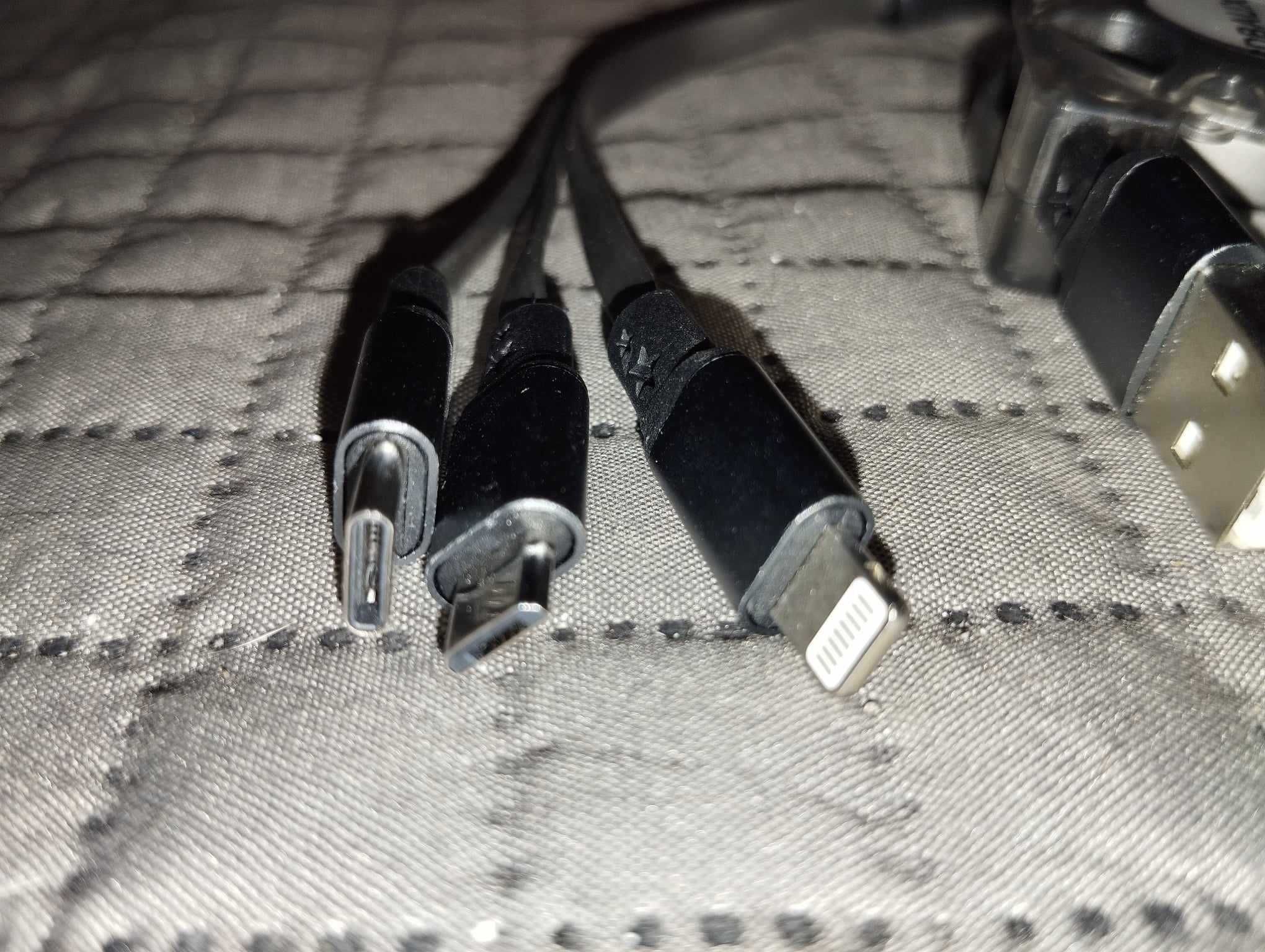 Kabel Multi - Lightning / Micro USB / USB-C- Rozwijany