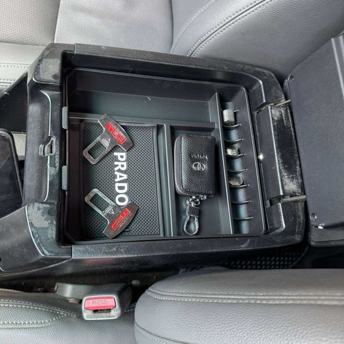 Вставка в подлокотник полка с логотипом(Prado)Тойота Ленд Крузер Прадо