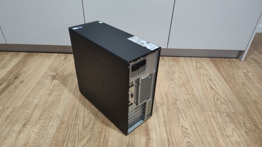 Komputer biurowy Fujitsu Core i3 Windows 10 8GB ram Dysk SSD 120GB