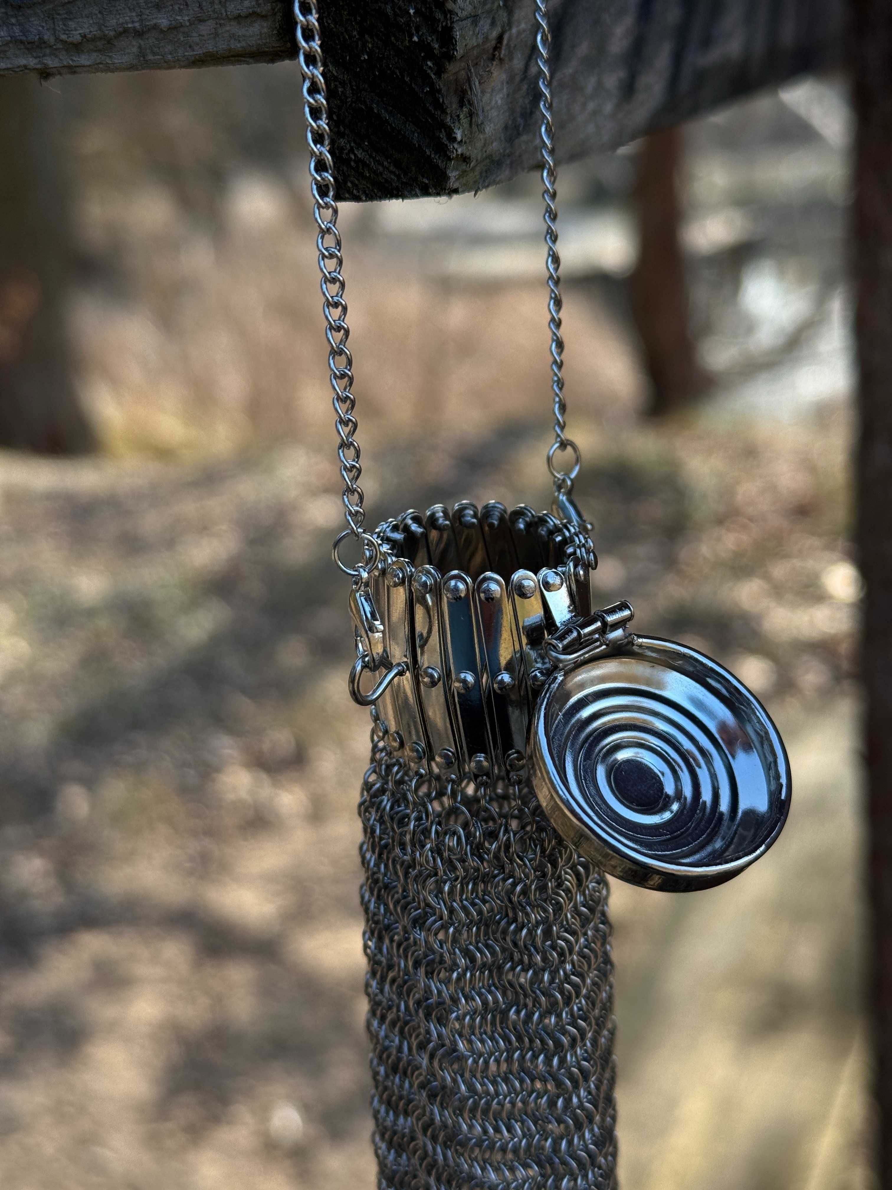Unikalna sakiewka z metalu – handmade, łańcuszek