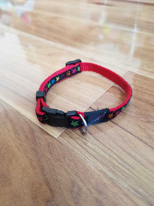 Hem & Boo Czarna obroża dla psa w kolorowe gwiazdki i łapki S obróżka
