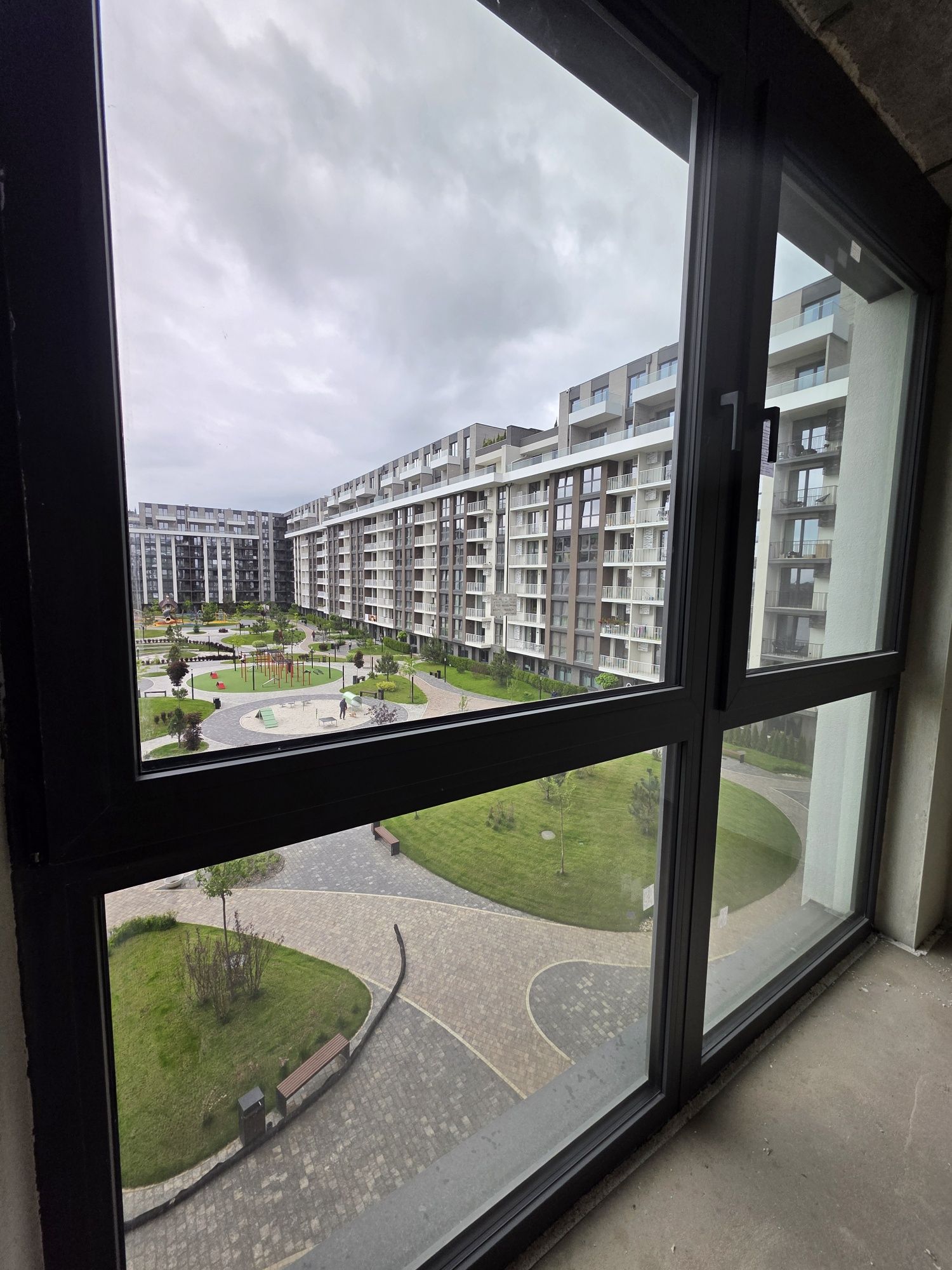 Продаж квартири з чудовим плануванням з видом у двір/Парк Ленд/Park le