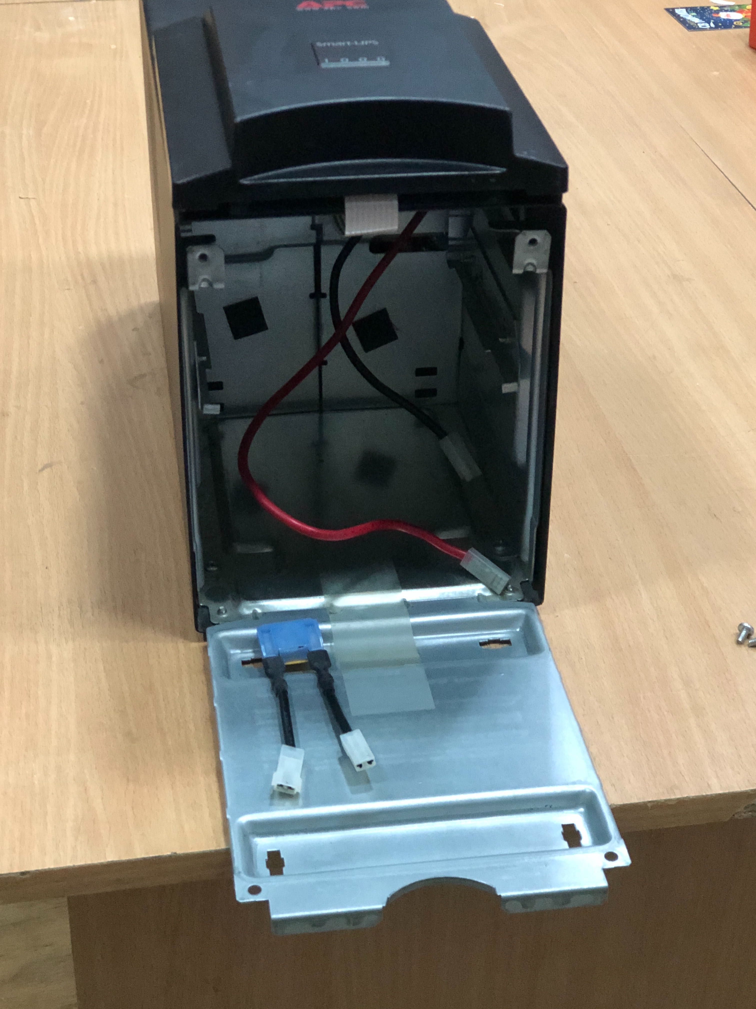 Бесперебойник УПС APC 1000i