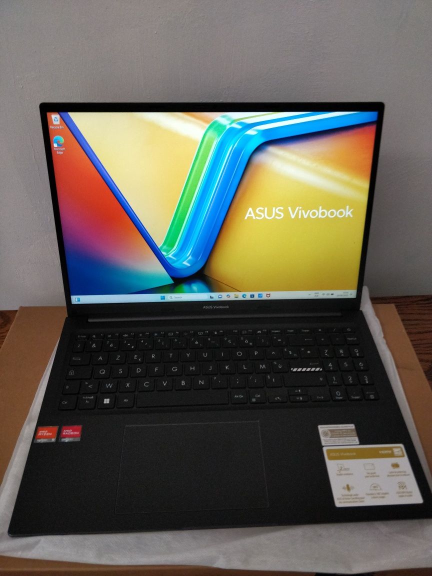 Asus Vivobook 16 , Ryzen 9 7940HS, DDR5, Windows 11