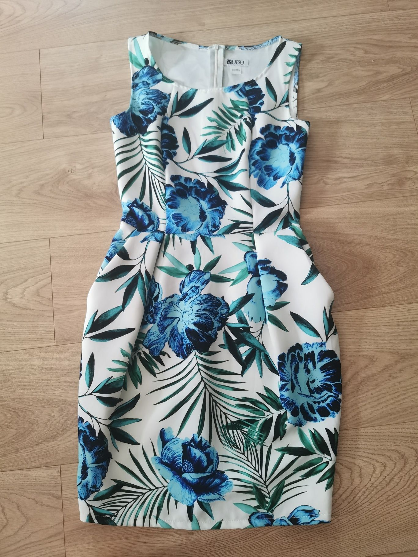 Sukienka dopasowana w kwiaty XS