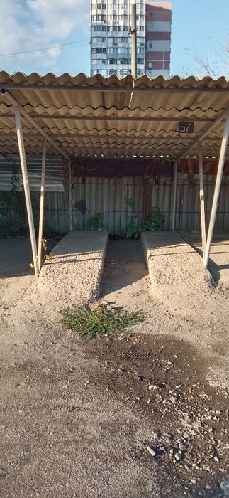 Продаю / сдаю / крытое место на стоянке под авто.
