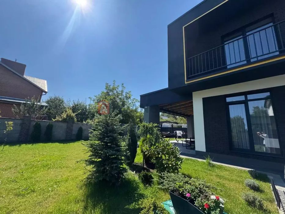 Продається просторий будинок у котеджному містечку