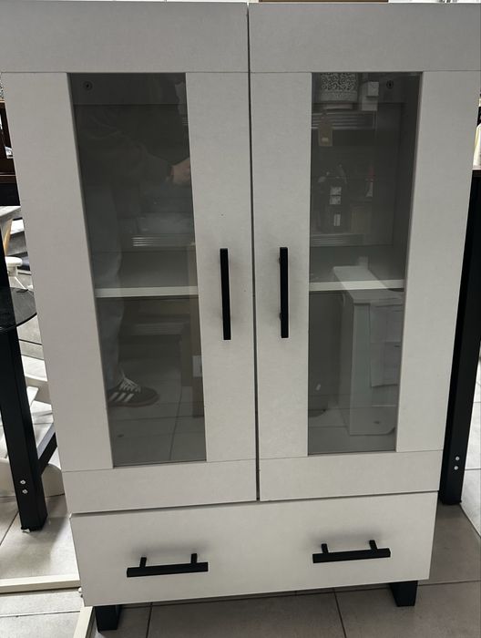 Szafka biała z witryna i szyflada