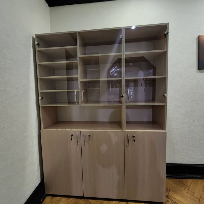 Шкаф-витрина с стекляными дерцами