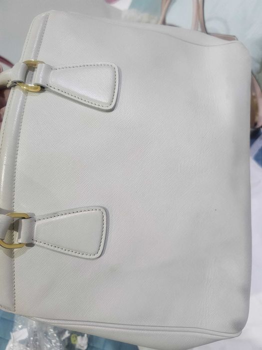 Carteira Prada Saffiano Branca usada.