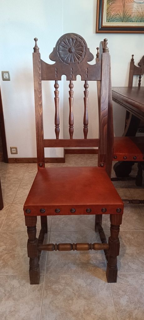 Mesa + cadeiras + móvel sala em madeira castanho