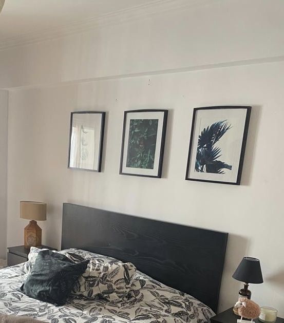 3 quadros pretos com imagem