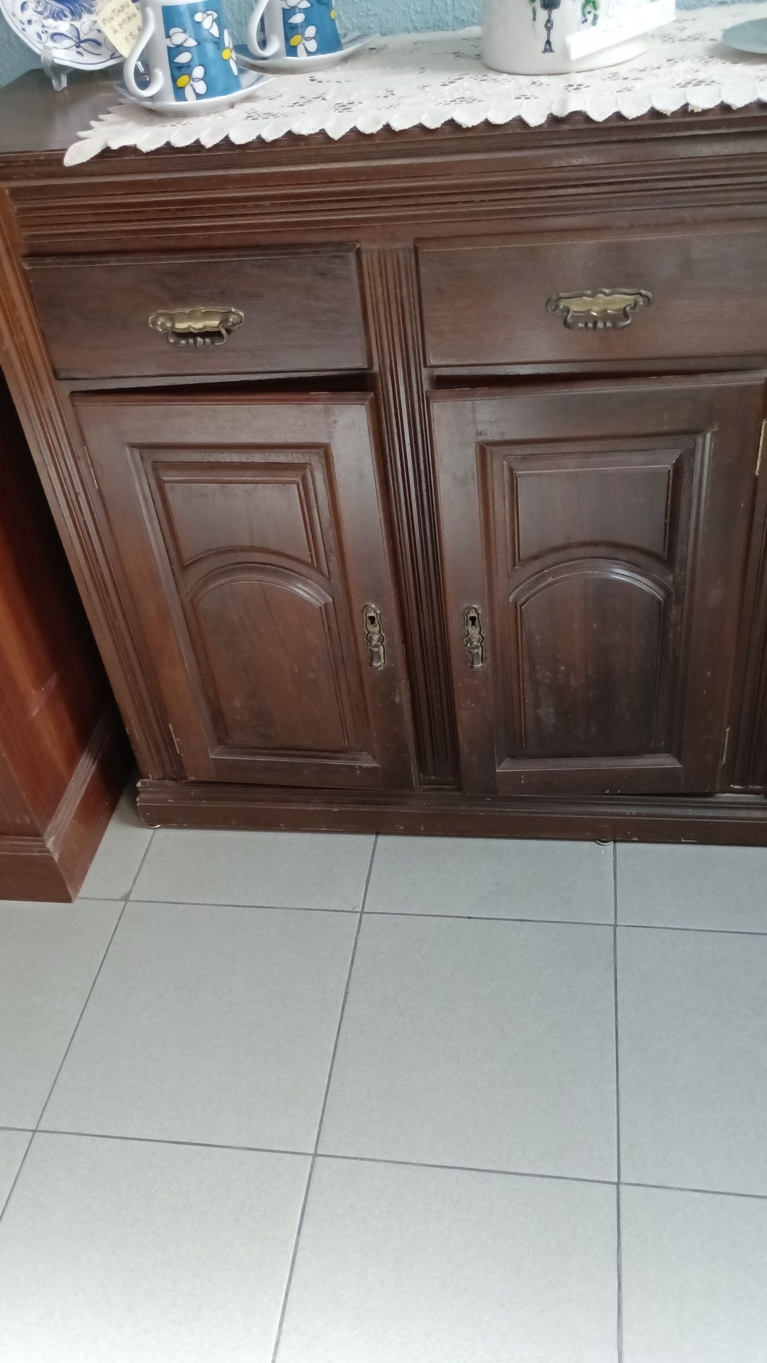 Móvel madeira castanho com portas e gavetas