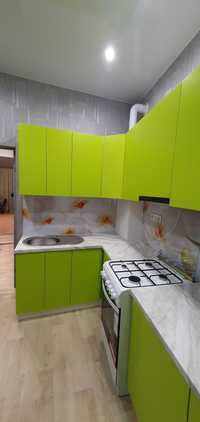 Зеленая мини кухня под заказ. Крашенный фасад. без ручек. 47 000 гр