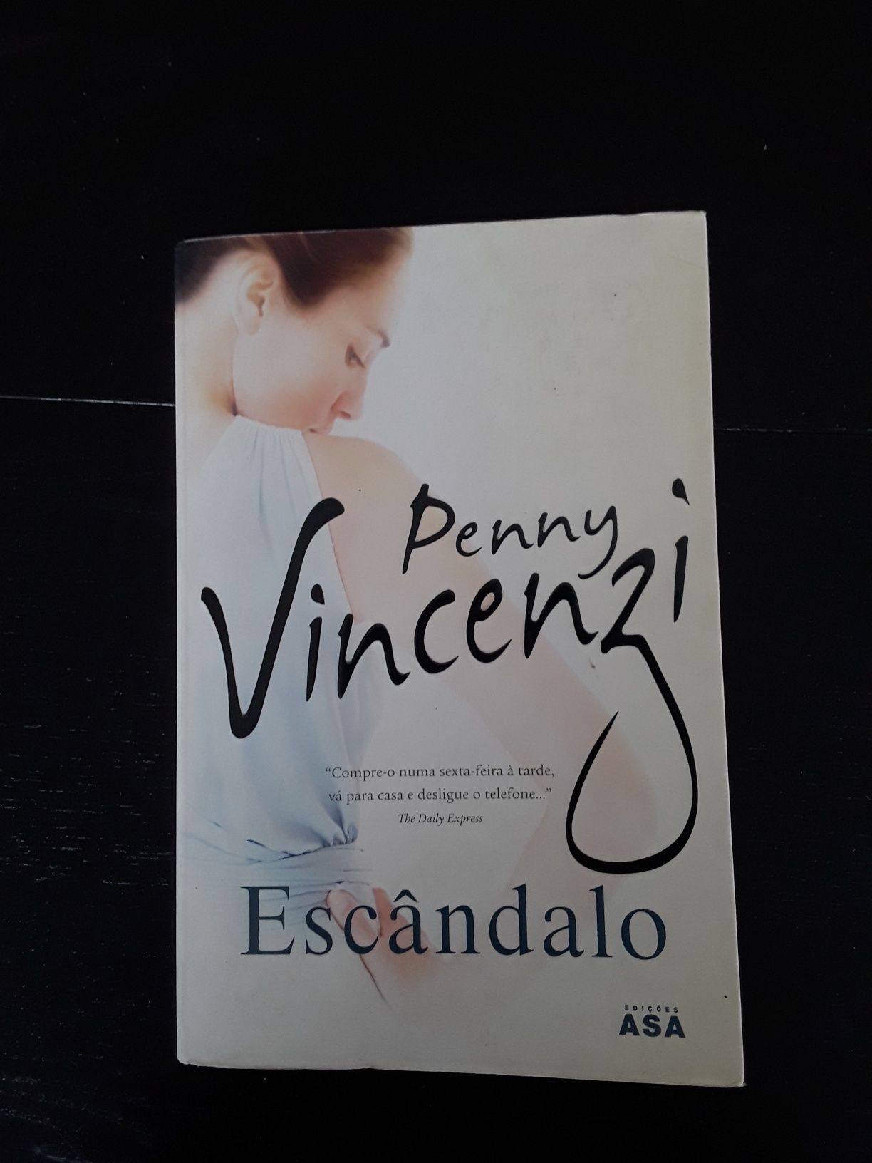 Romance  Escândalo  escrito por Penny Vincenzi