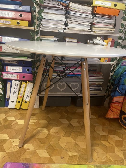 Piękny biały okrągły stół na drewnianuch nogach