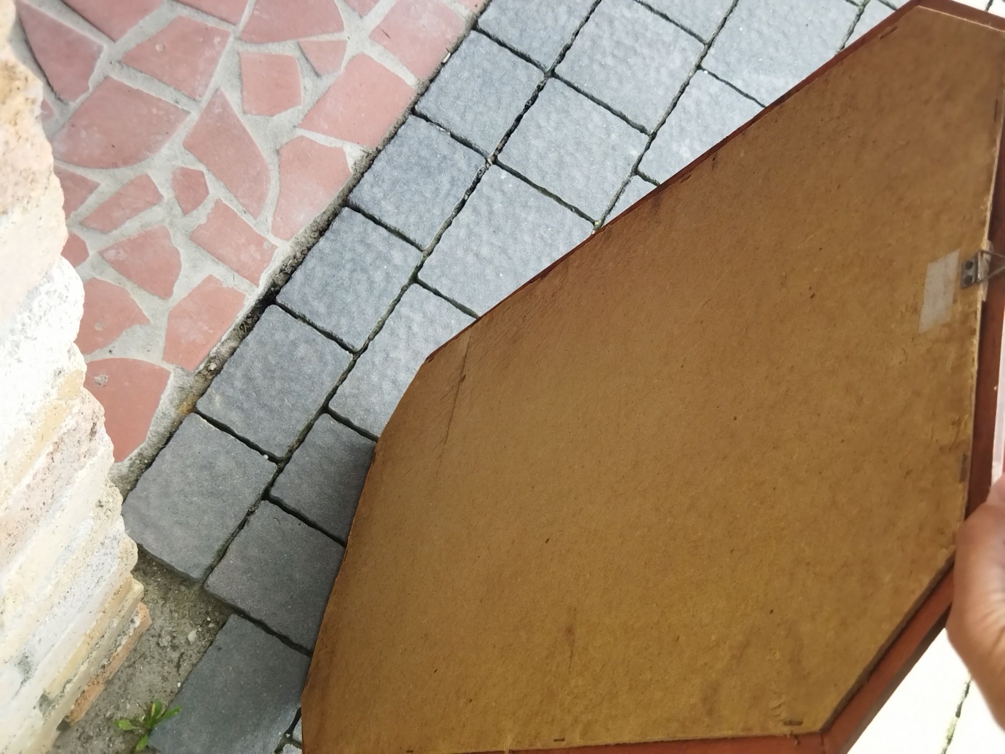 Lustro ścienne w drewnianej ramie