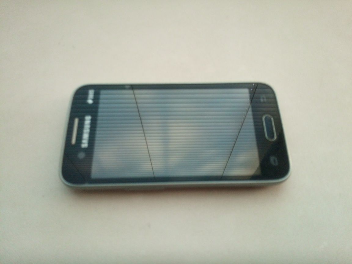 Смартфон Samsung Galaxy Ace 4 Neo.