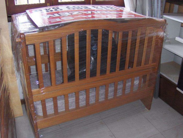 Cama bebé  em madeira de tola