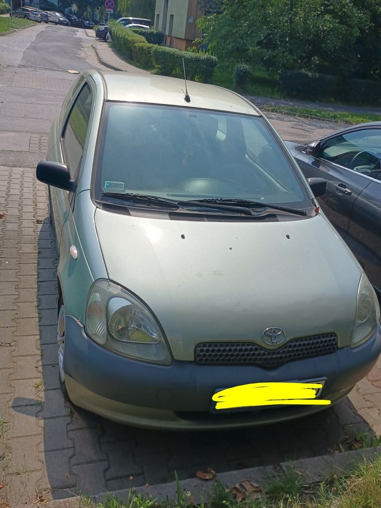 Toyota yaris 2002 jeździ skręca hamuje