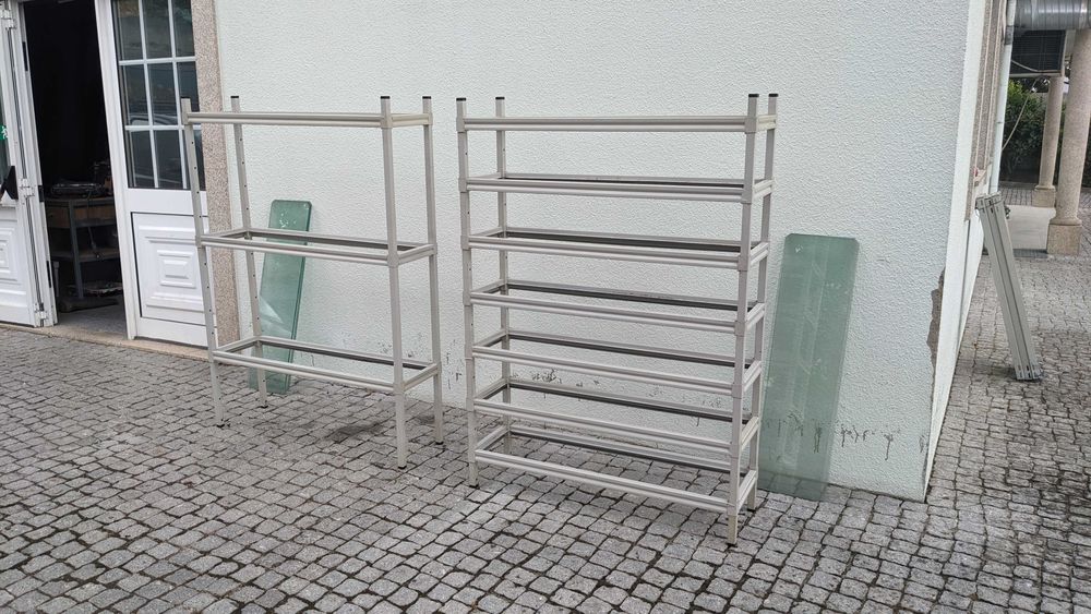 Estantes metálicas com prateleiras ajustáveis de vidro