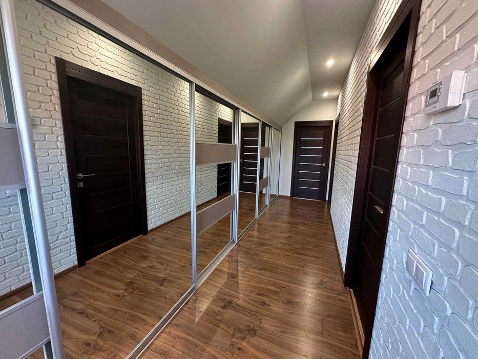 Будинок з ремонтом! 190 кв.м. Гараж на 2 авто. 240000