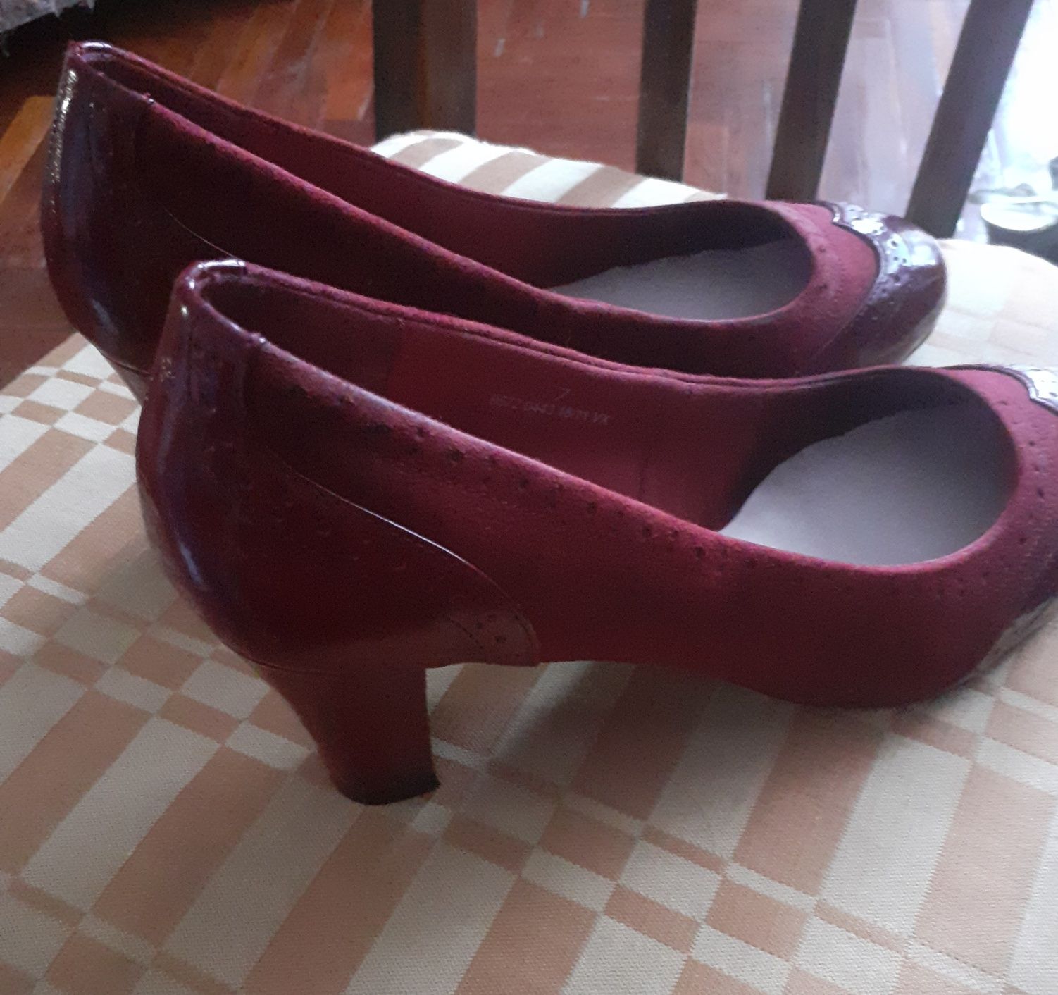 Туфлі жіночі, вживані, замшеві, зручна колодка, бордового кольору