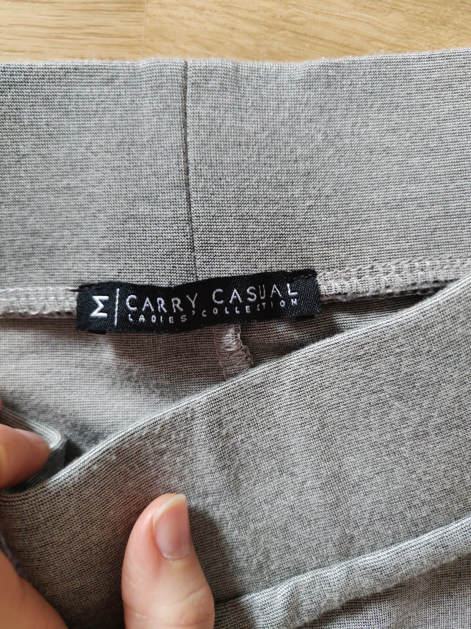 Szara ołówkowa spódnica Carry Casual