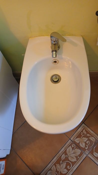 Bidet z baterią i syfonem