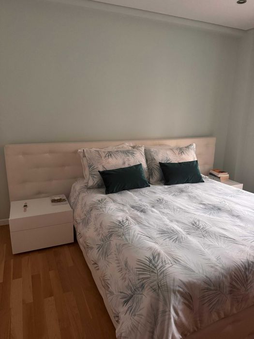 Cama e colchão de casal 150x190 com cabeceira e arrumação