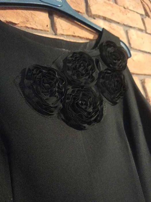 Sukienka czarna dopasowana elegancka aplikacje Savida