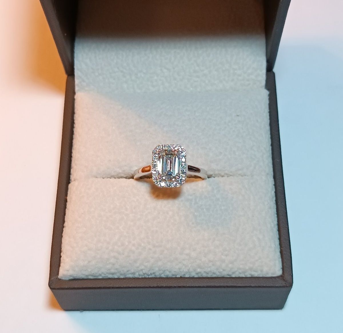 Женское золотое кольцо с бриллиантом 1,00 карат изумруд. Для помолвки