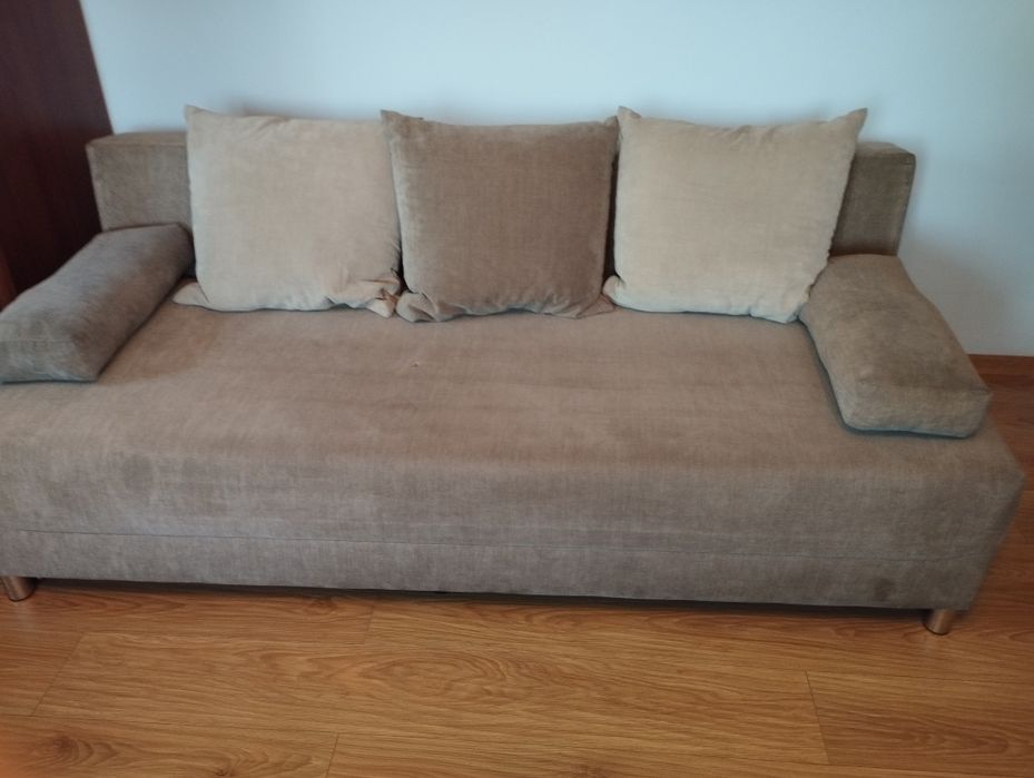 Kanapa beżowa plus 3 poduszki i 2 podłokietniki