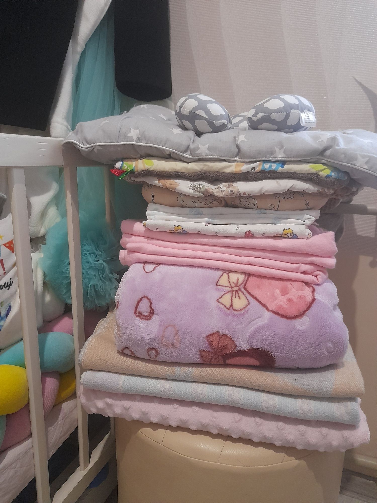 Пледи пелюшки подушки