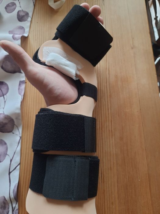 Stabilizator nadgartska dłoni palców