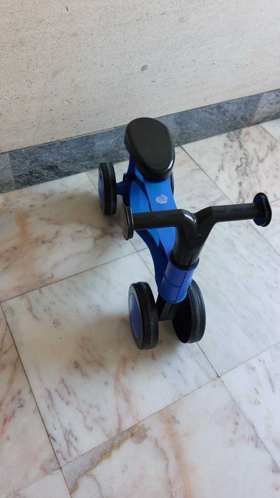 Motinha sem pedais.