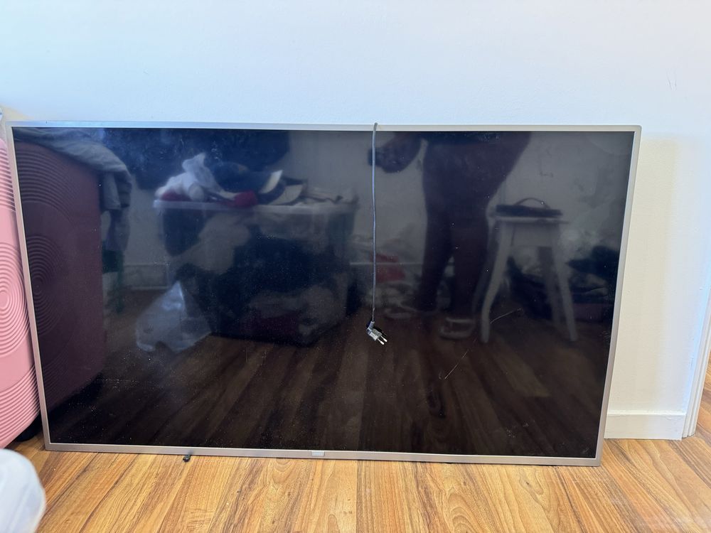 TV Philips 58” 4K com ecrã partido – Para peças