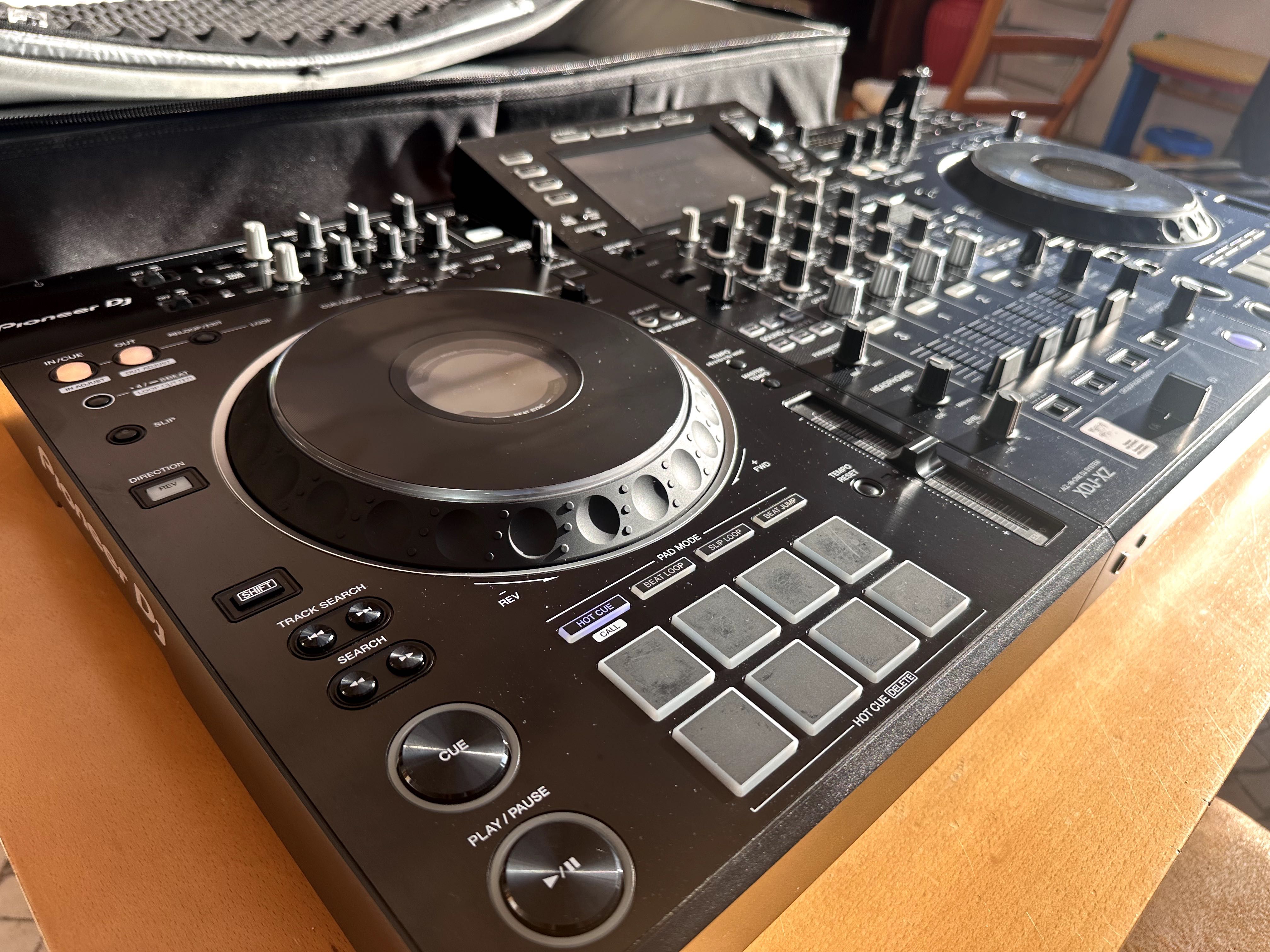 Controladora Pioneer XDJ-XZ (All in one) + Mala UDG