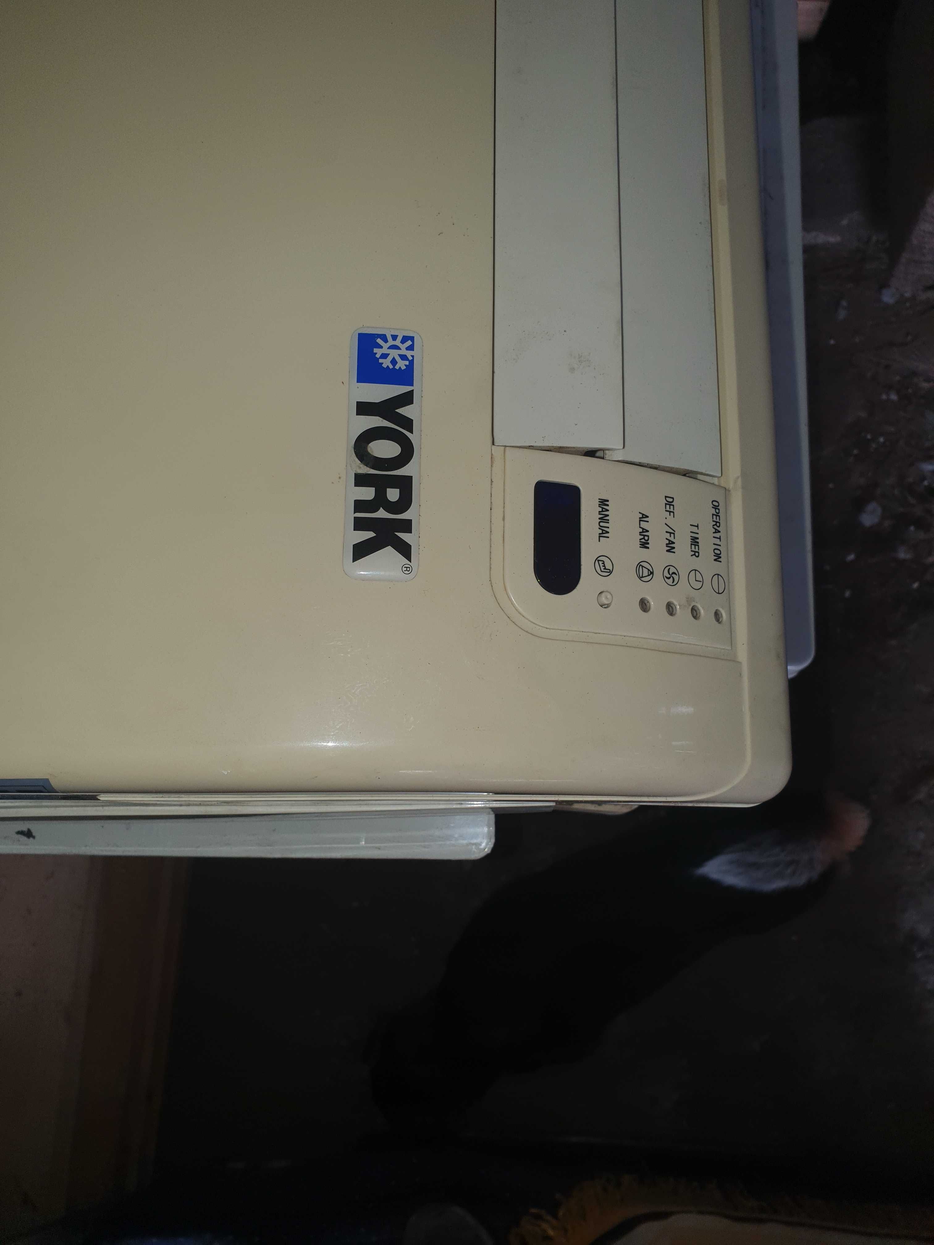 Klimatyzator marki York 7,5 kW (typu podstropowego, konsola))