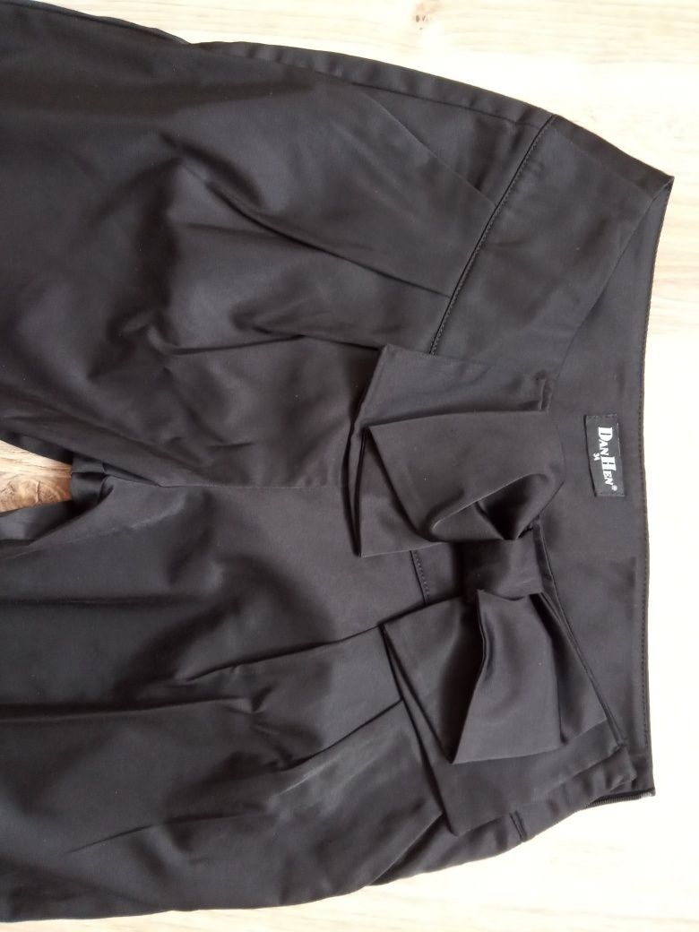Eleganckie czarne spodnie Danhen z kokardą 34